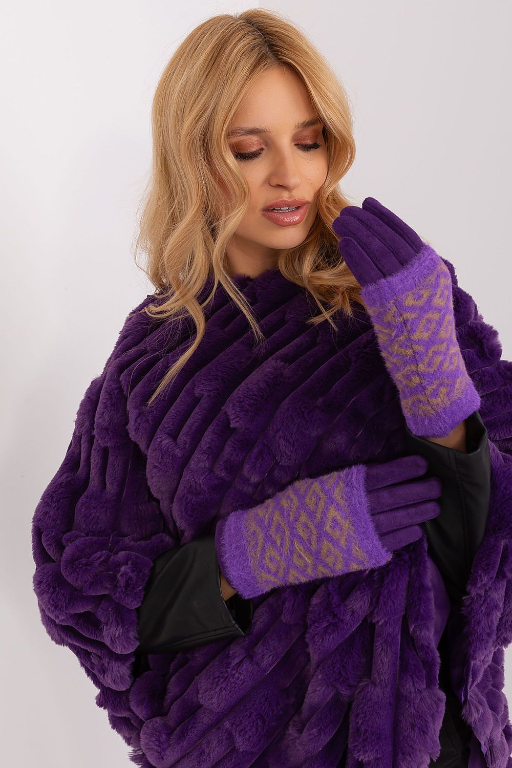  Gloves model 190817 AT 