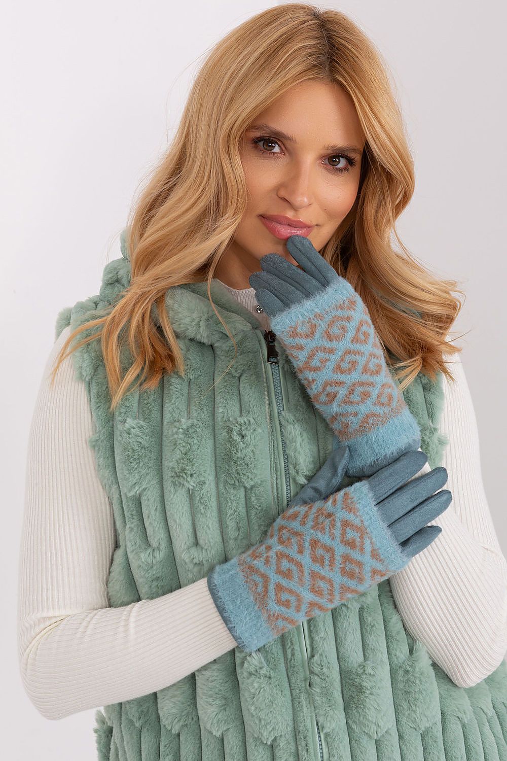  Gloves model 190821 AT 