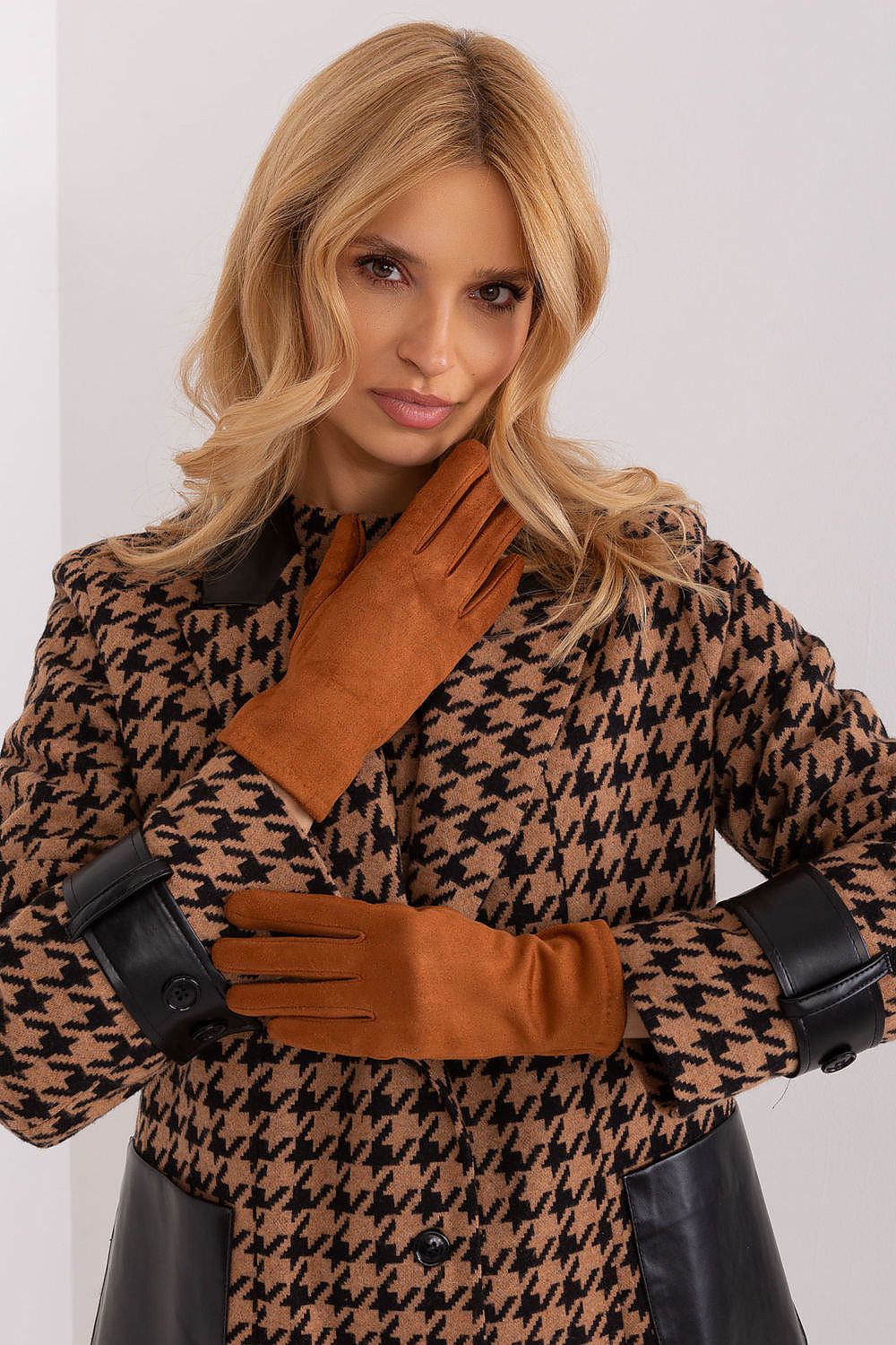  Gloves model 190825 AT 